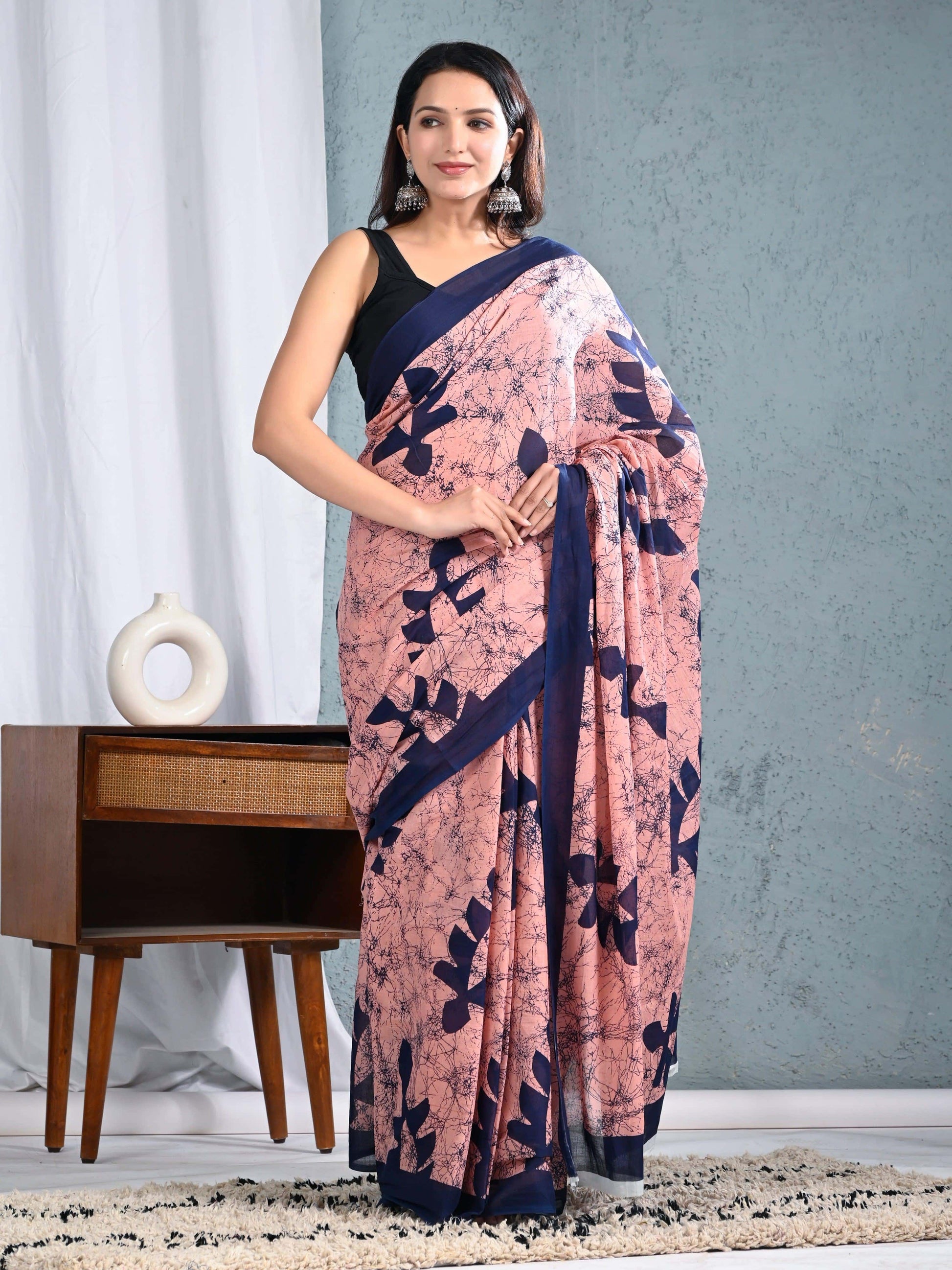 Women's Pink & Navy Printed Saree view 3