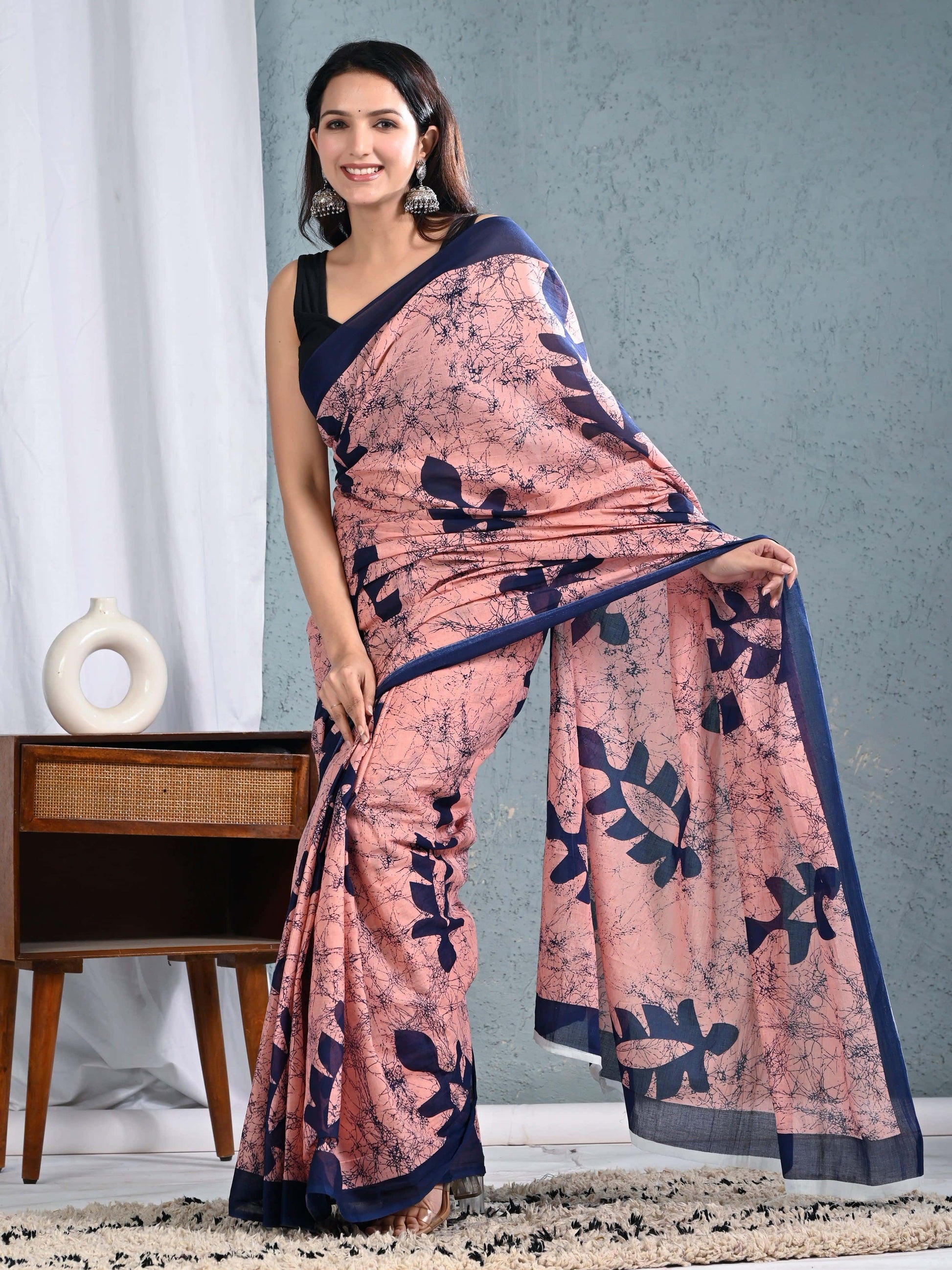 Women's Pink & Navy Printed Saree view 5