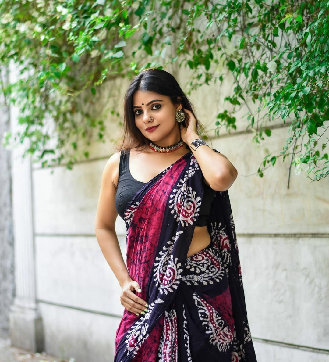 Traditional Black and Maroon Printed Saree with Black Blouse Piece view 2