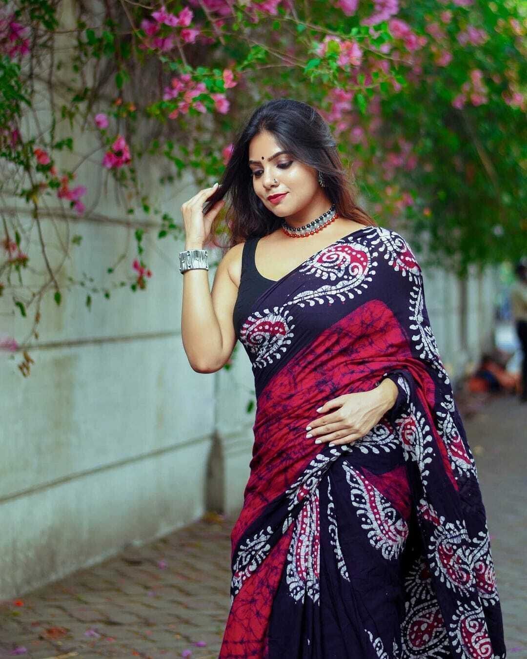 Traditional Black and Maroon Printed Saree with Black Blouse Piece view 3