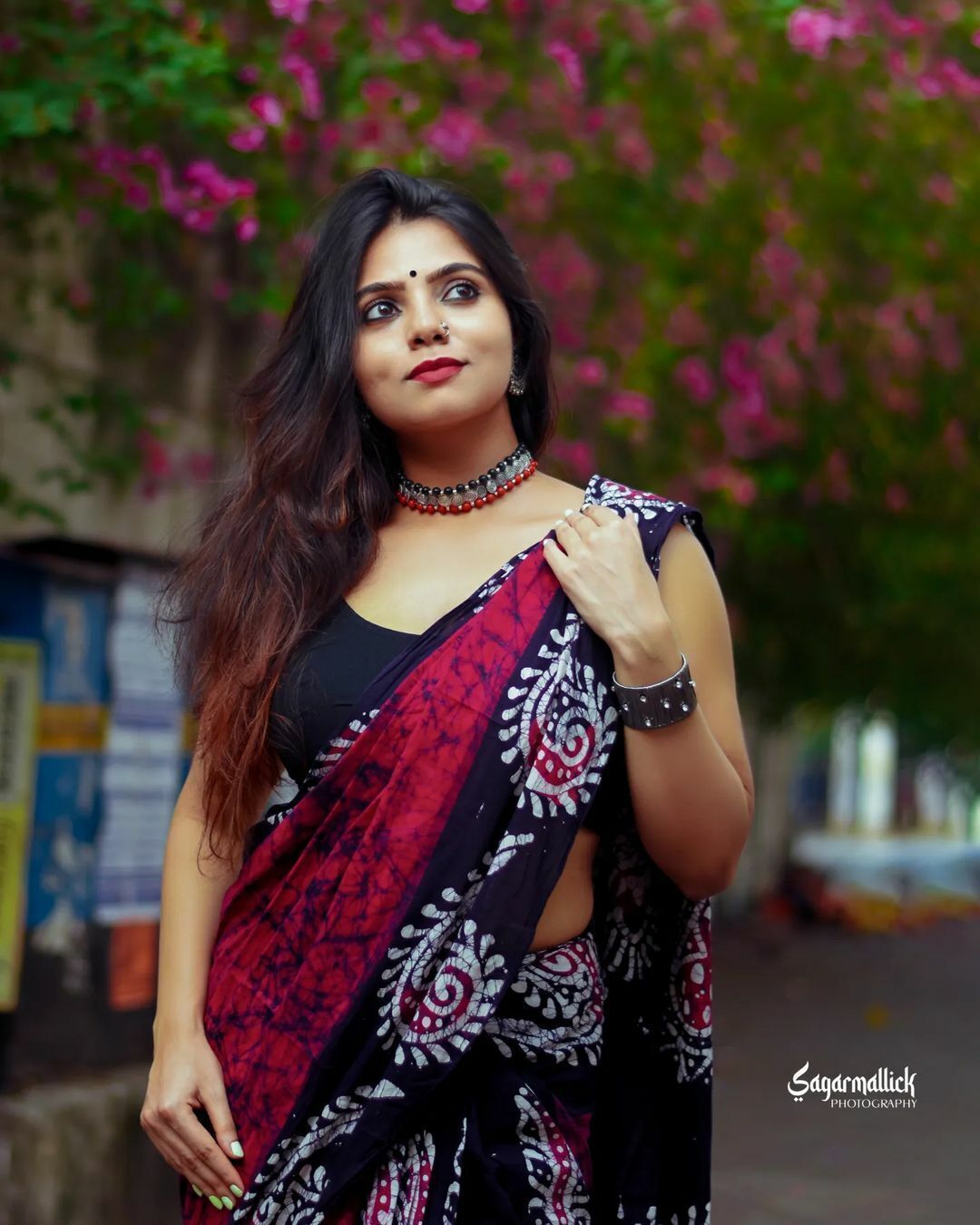 Traditional Black and Maroon Printed Saree with Black Blouse Piece view 4