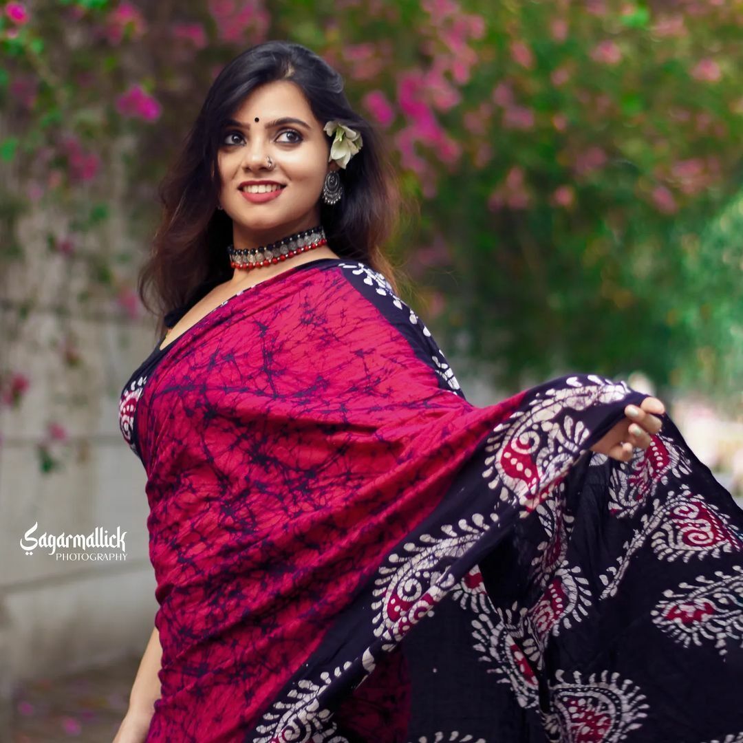 Traditional Black and Maroon Printed Saree with Black Blouse Piece view 5