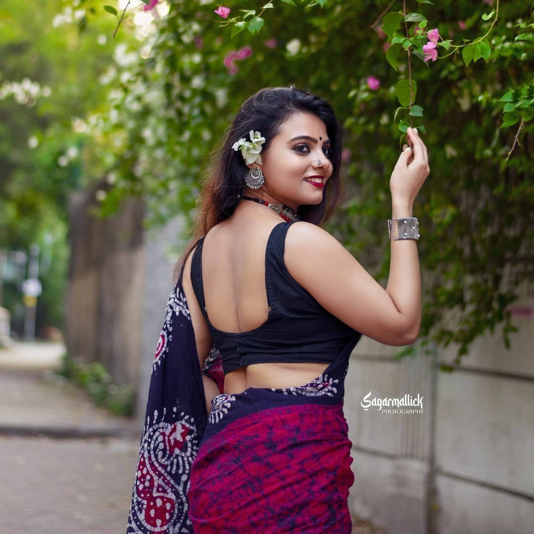 Traditional Black and Maroon Printed Saree with Black Blouse Piece view 6