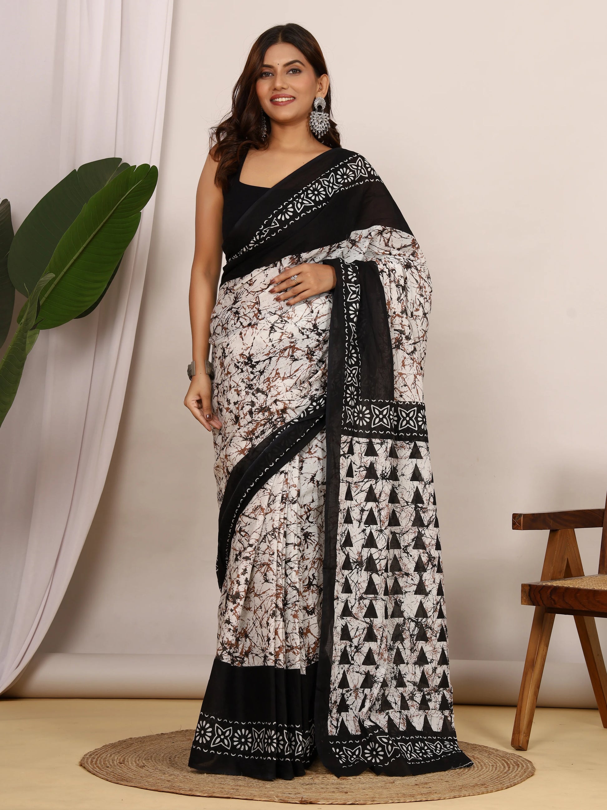 Elegant Black & White Batik Print Cotton Saree with Designer Pallu view 2