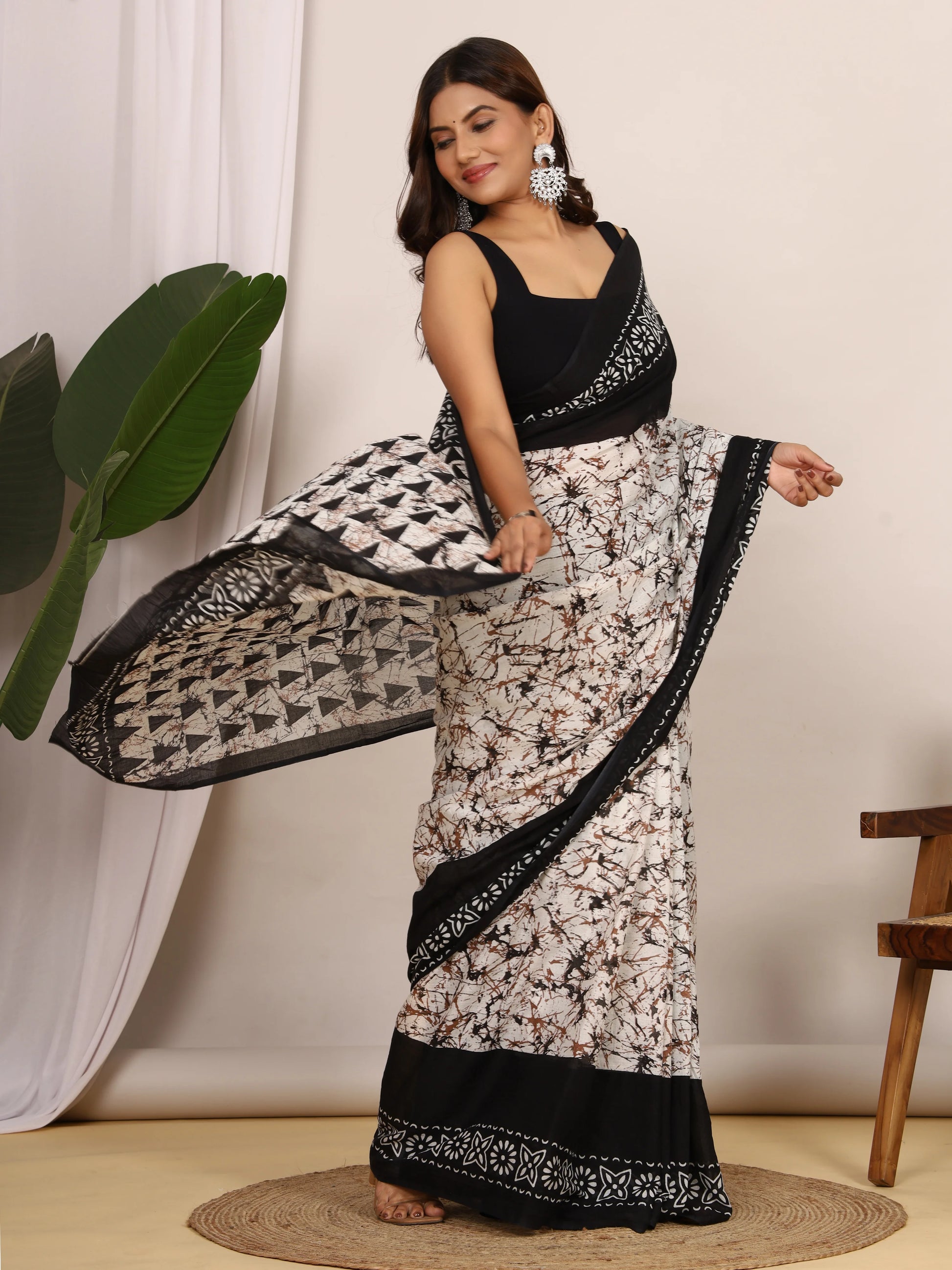 Elegant Black & White Batik Print Cotton Saree with Designer Pallu view 4