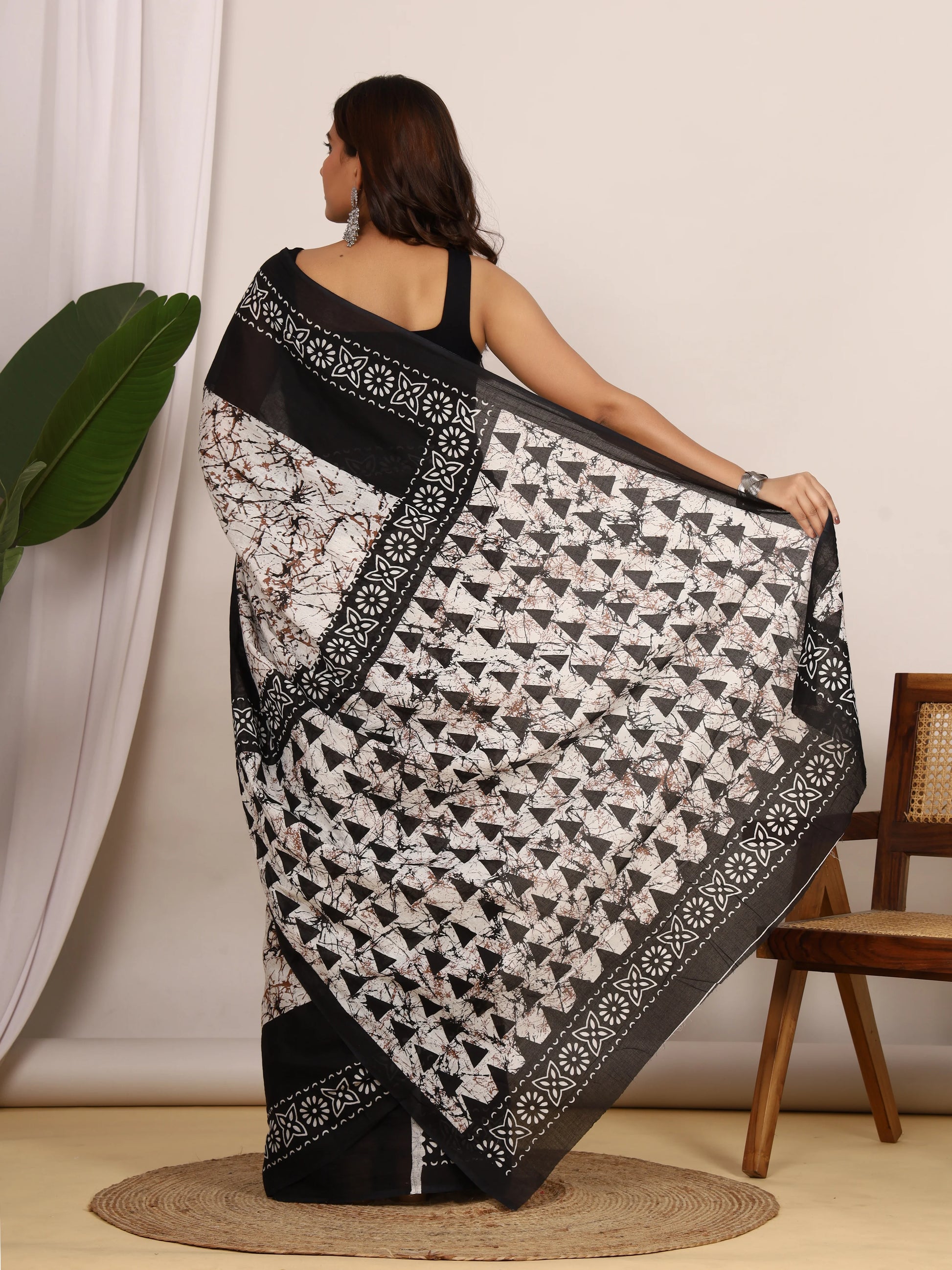 Elegant Black & White Batik Print Cotton Saree with Designer Pallu view 5