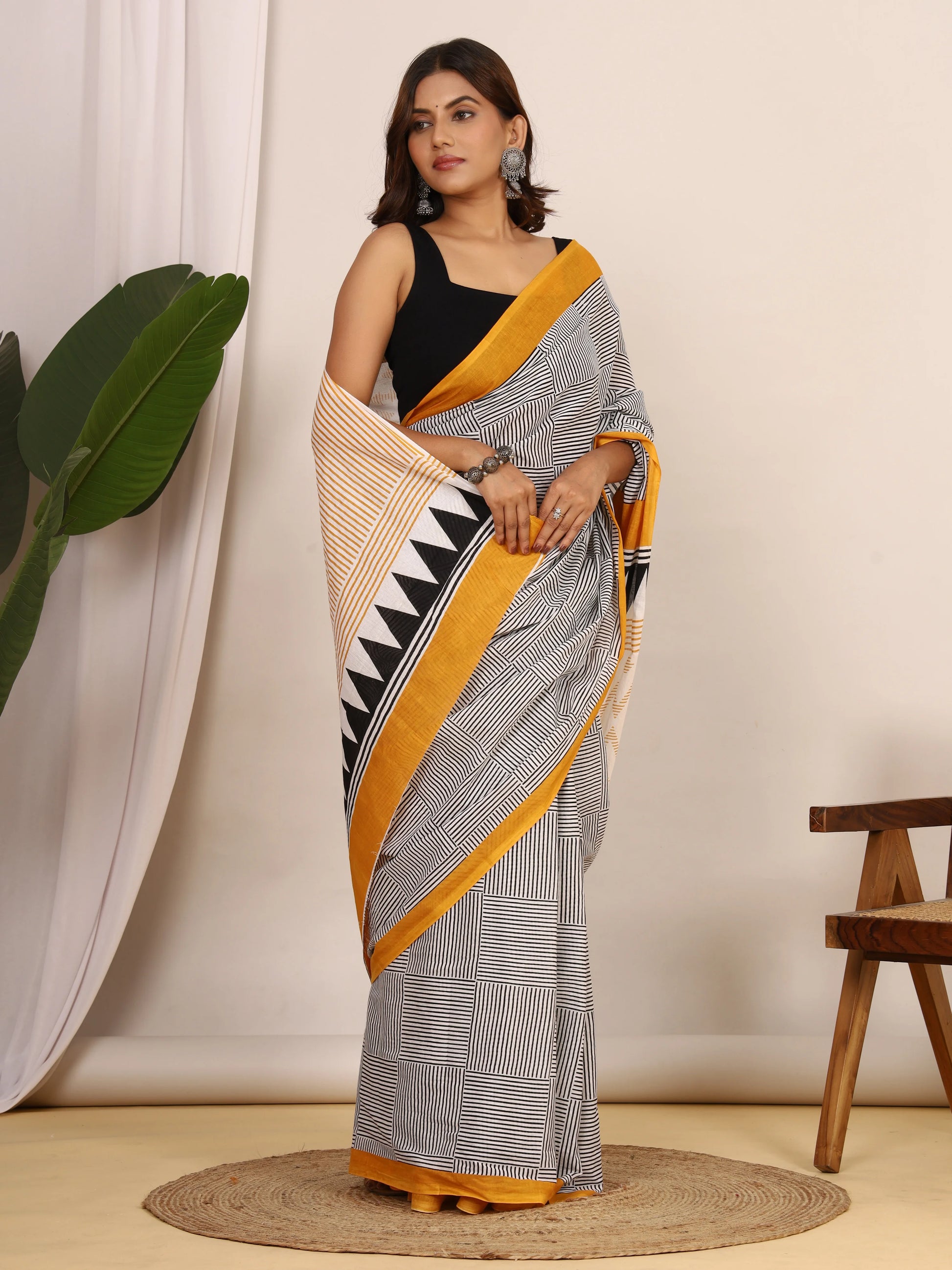 Women's Trendy Black & White Geometric Print Cotton Saree With Mustard Border view 2