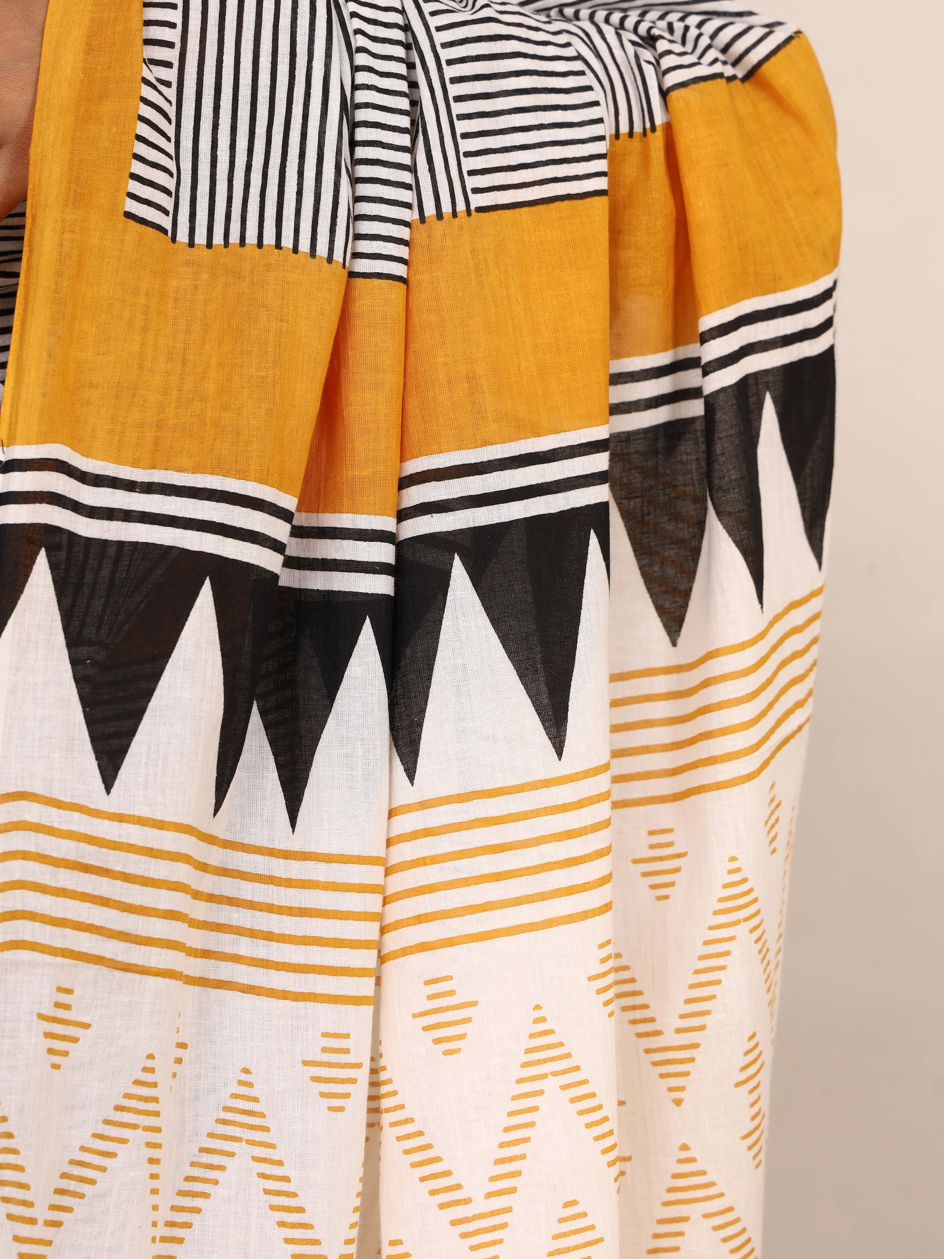 Women's Trendy Black & White Geometric Print Cotton Saree With Mustard Border view 4