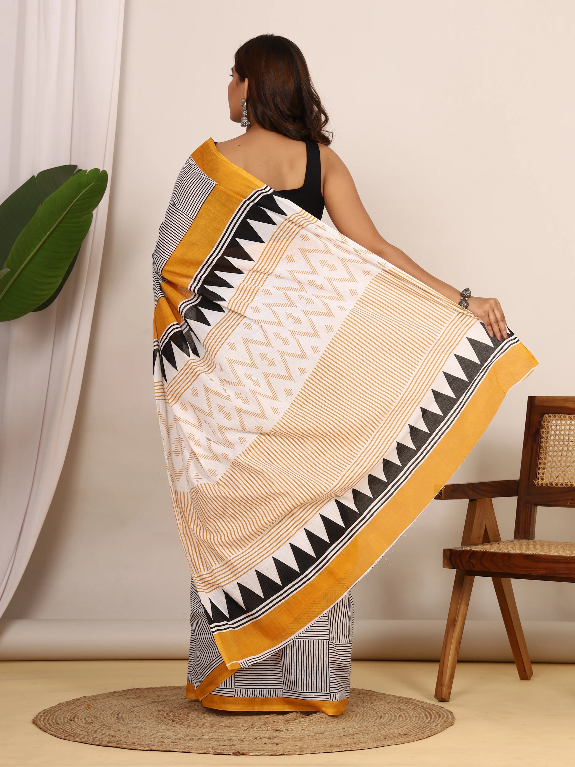 Women's Trendy Black & White Geometric Print Cotton Saree With Mustard Border view 5