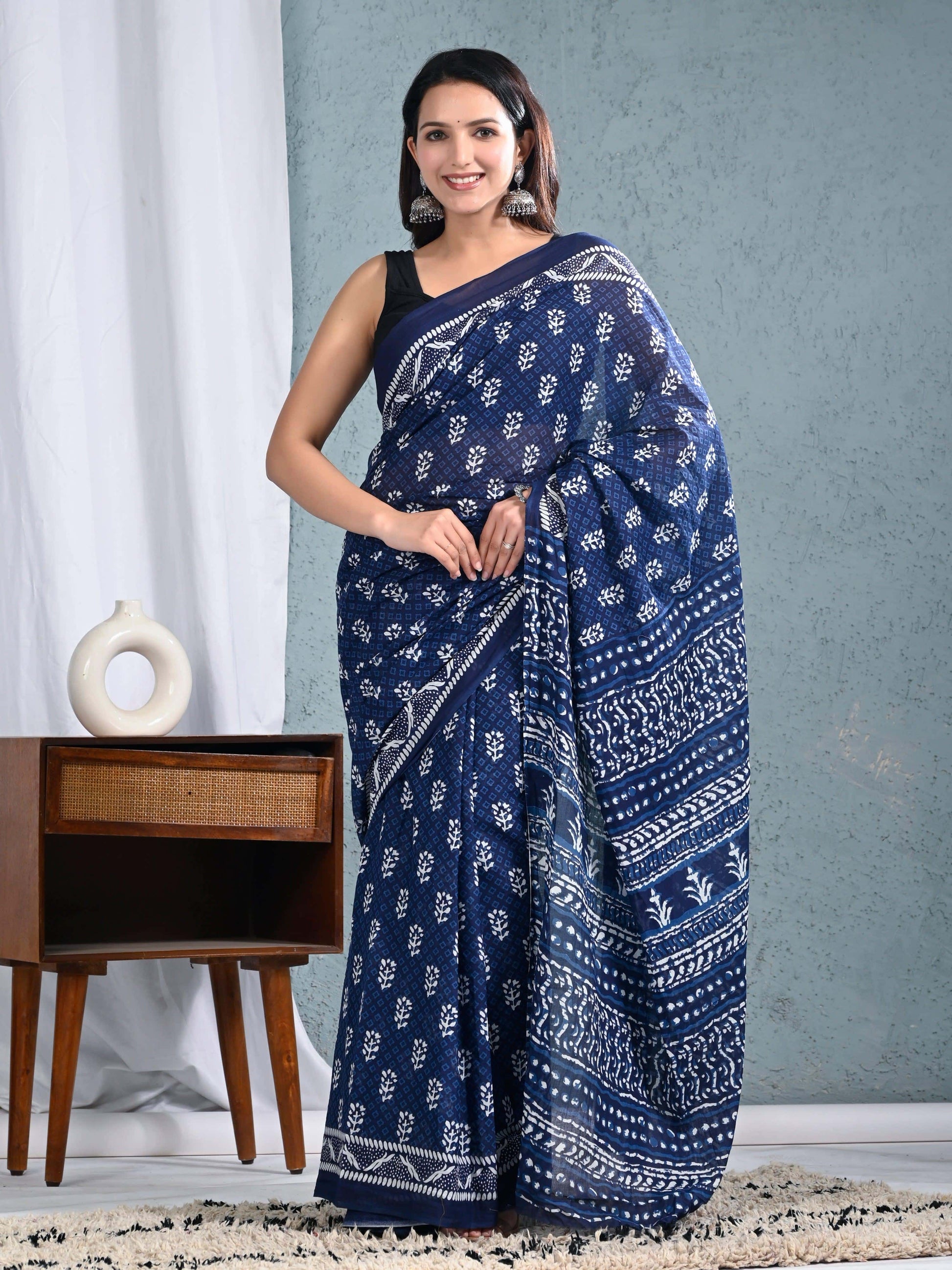 Women's Navy Blue Printed Saree view 2