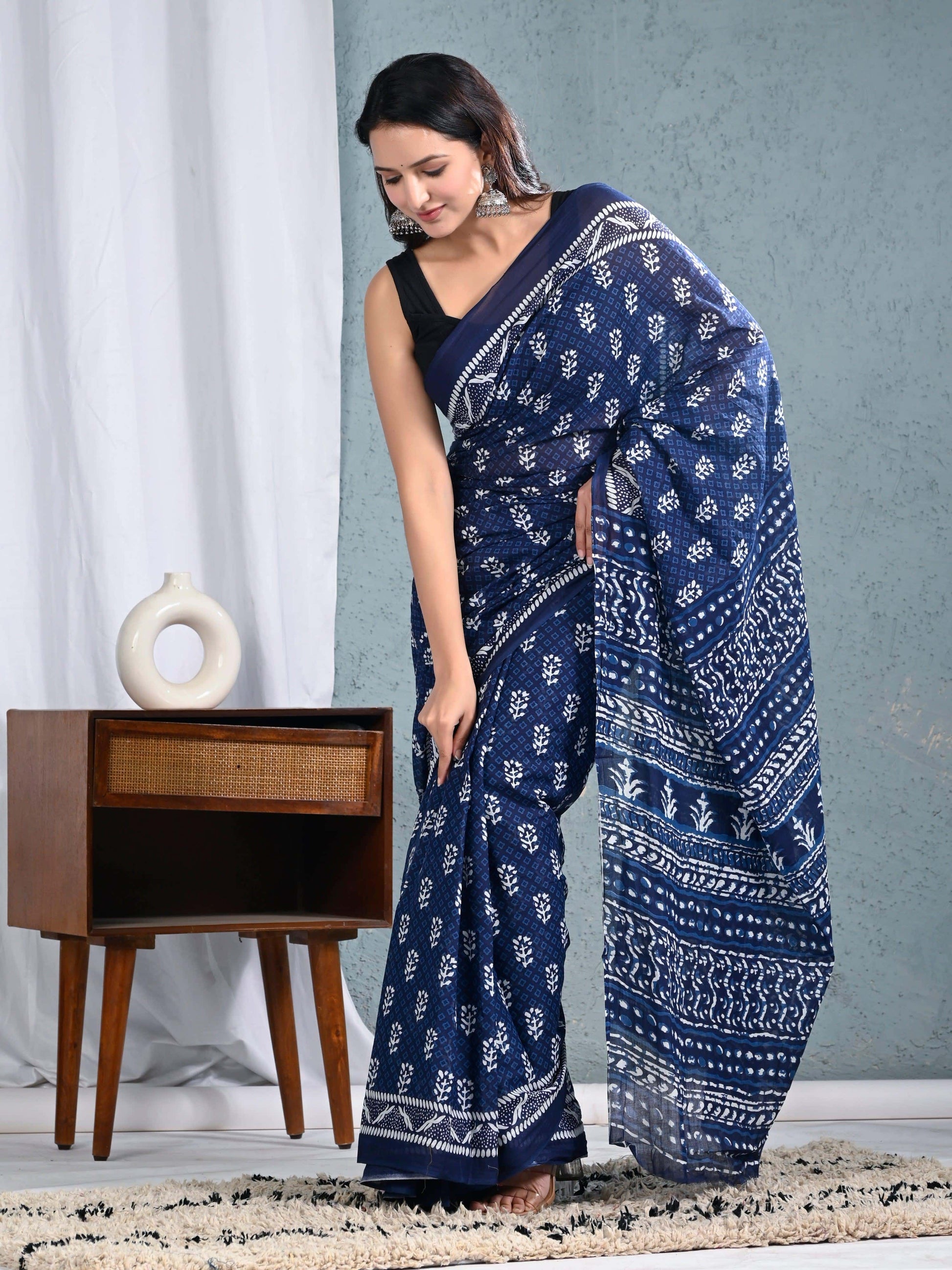 Women's Navy Blue Printed Saree view 3