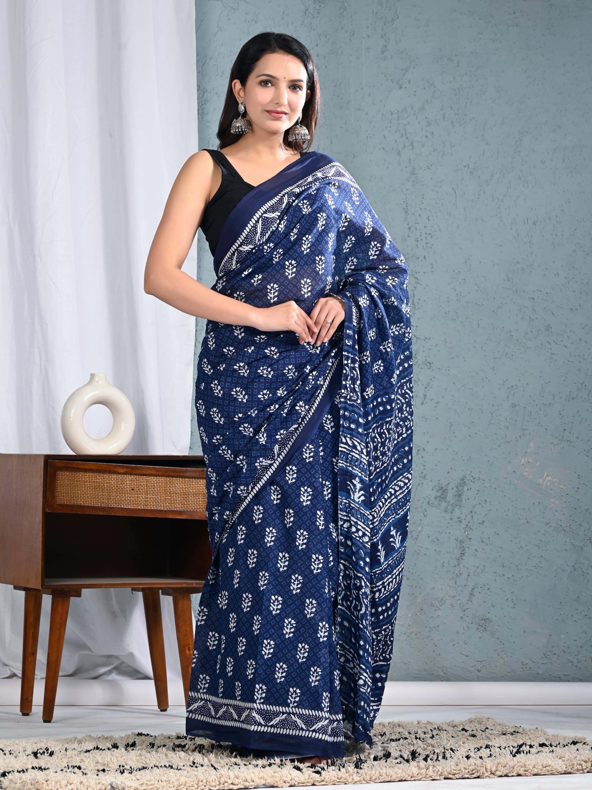 Women's Navy Blue Printed Saree view 4