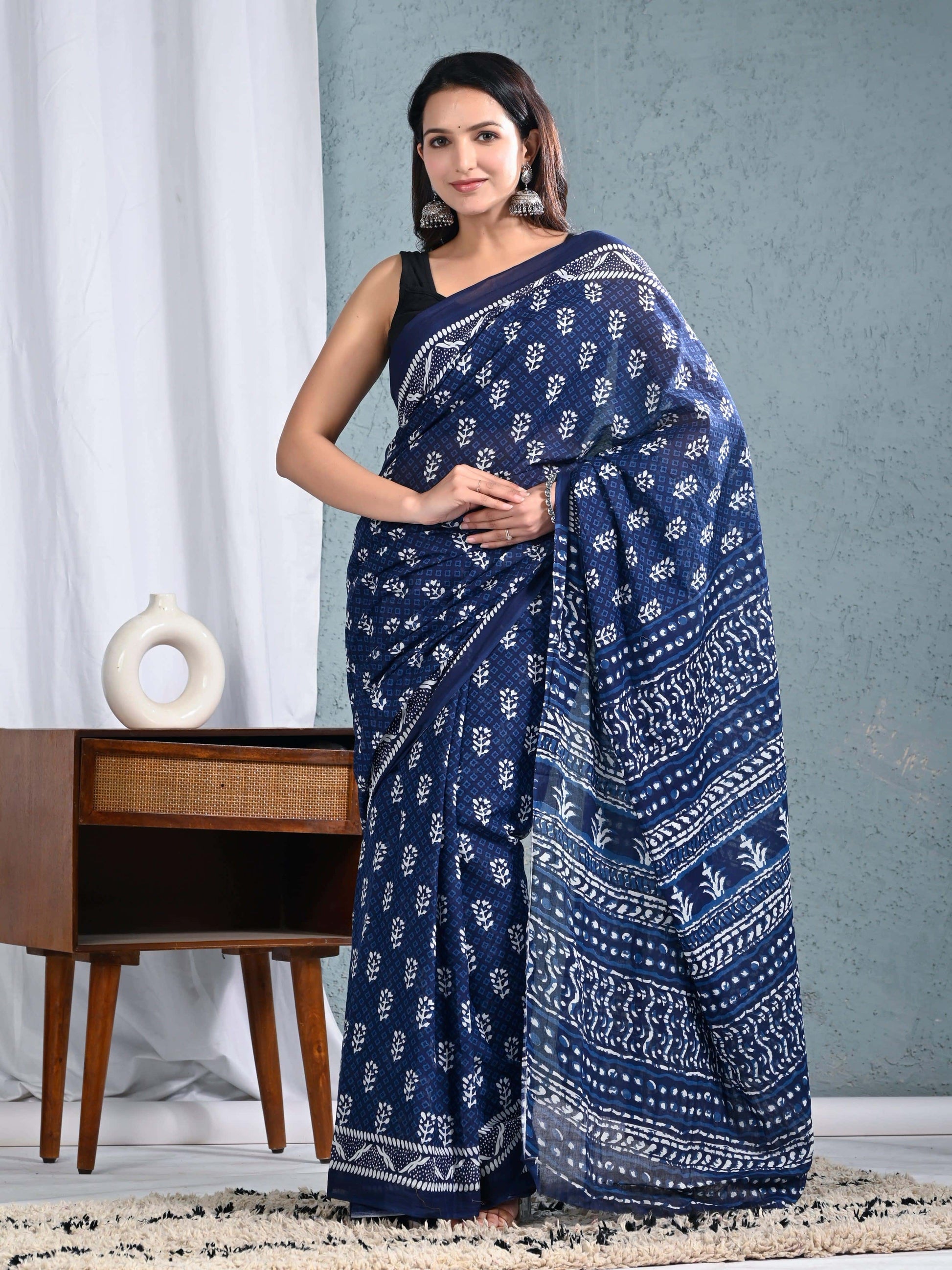 Women's Navy Blue Printed Saree view 5