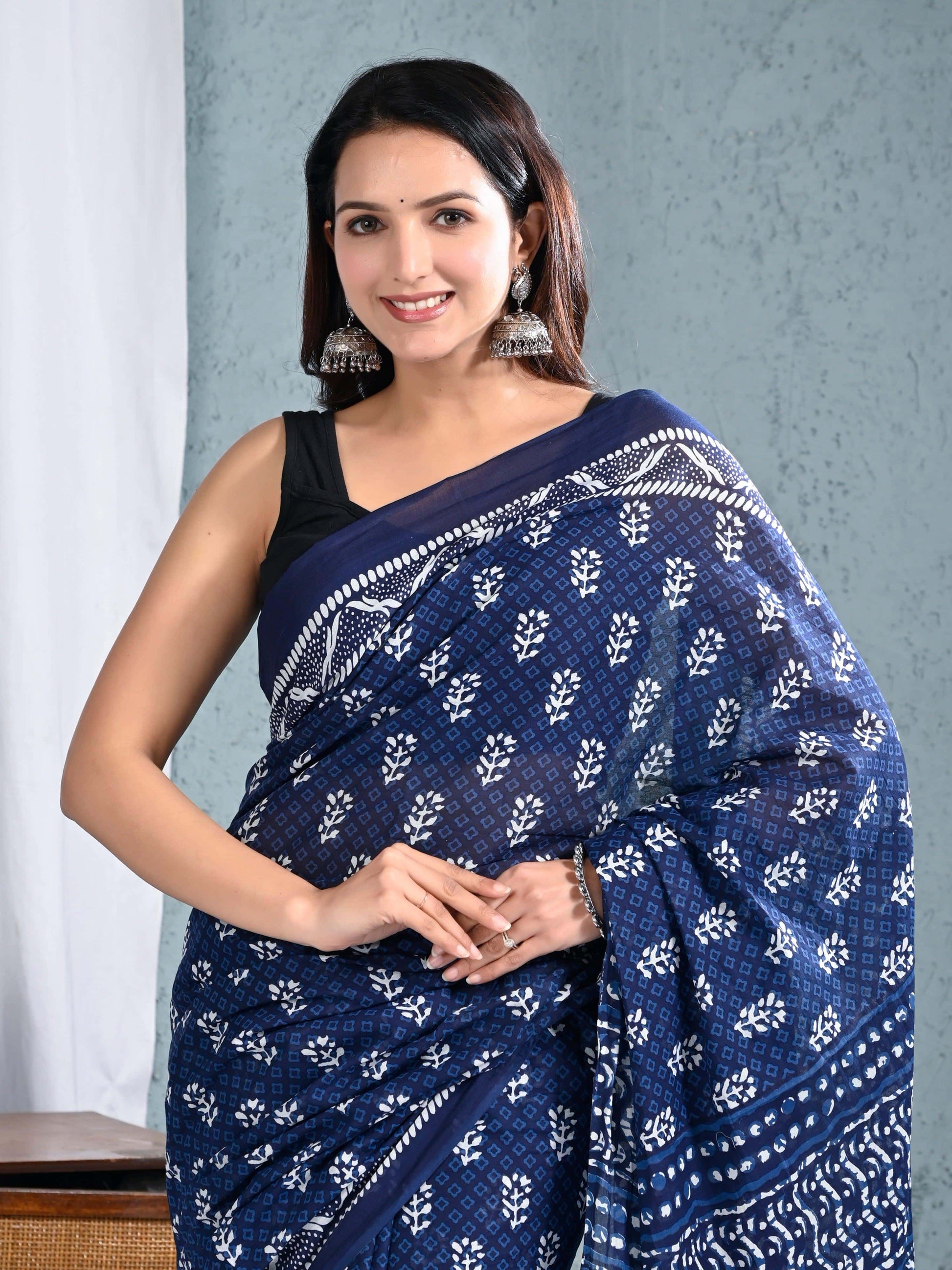 Women's Navy Blue Printed Saree view 6