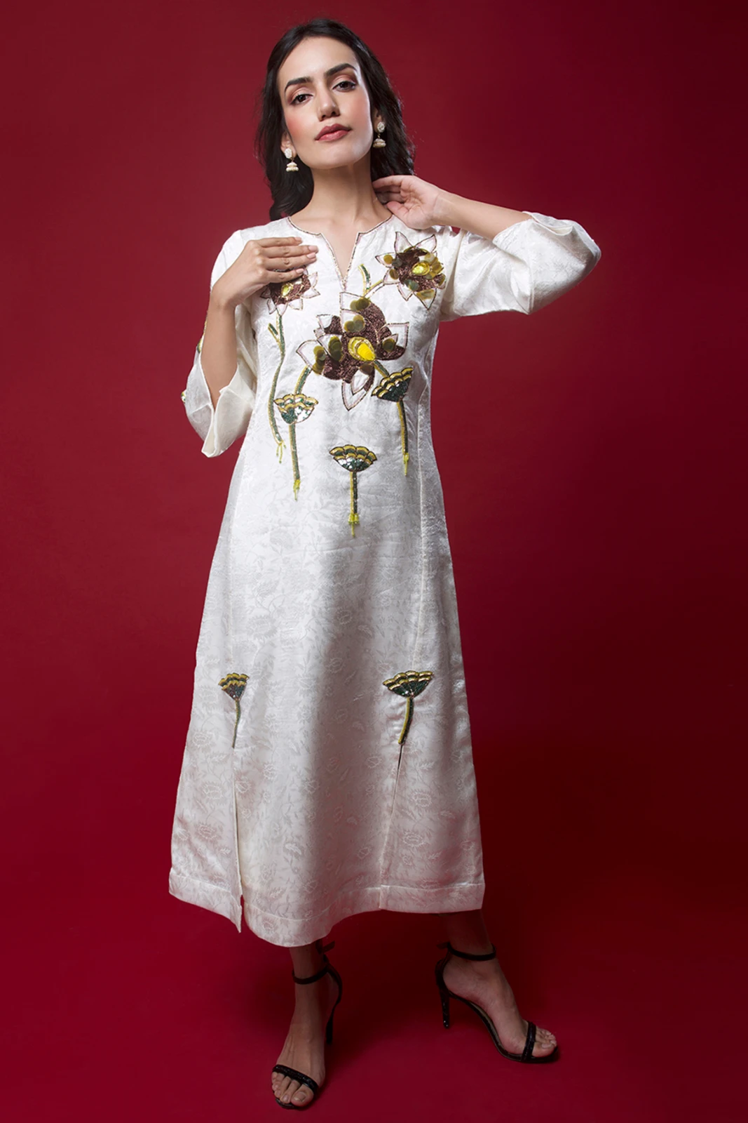 Women's White Floral Embellished Straight Kurta view 2