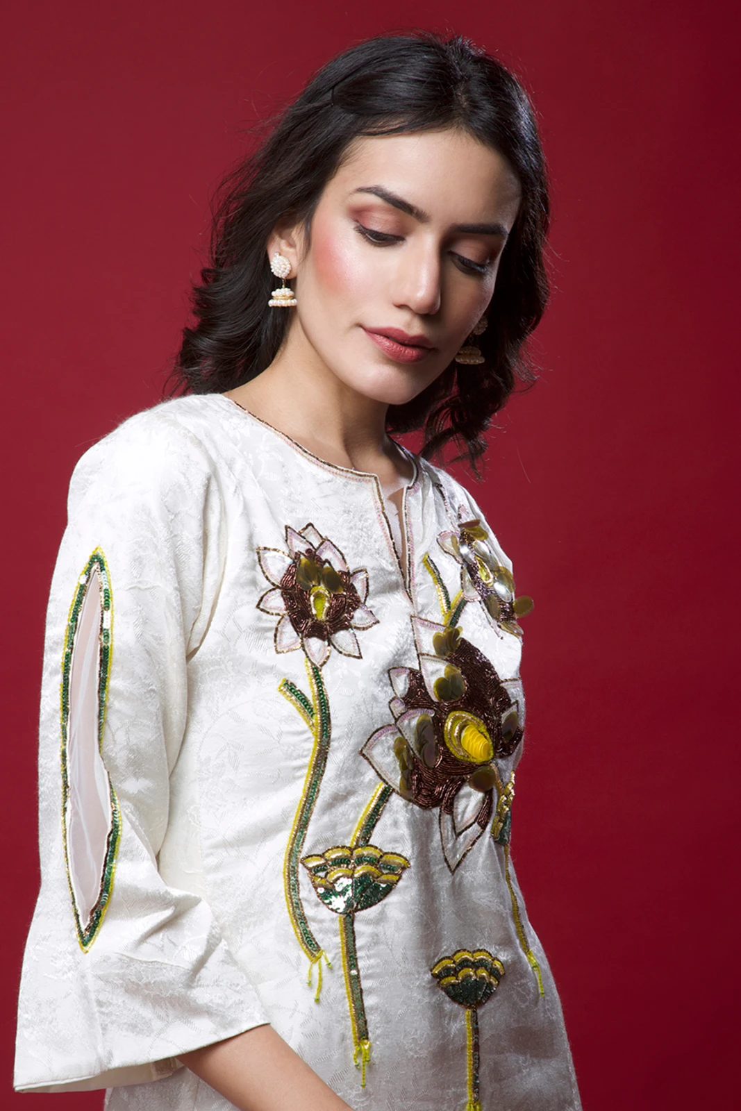 Women's White Floral Embellished Straight Kurta view 3